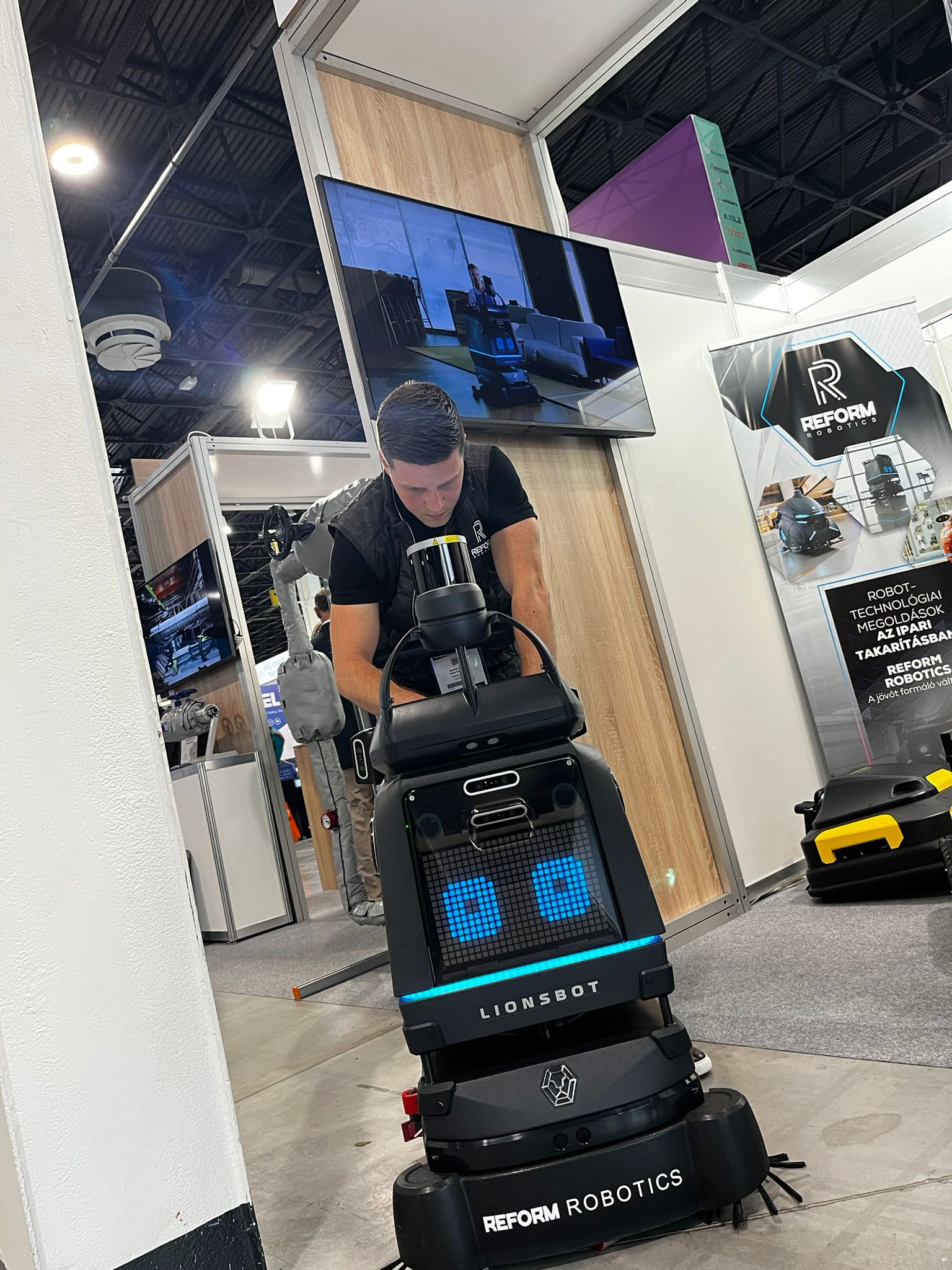 LionsBot R3 SCRUB PRO - Reform Robotics